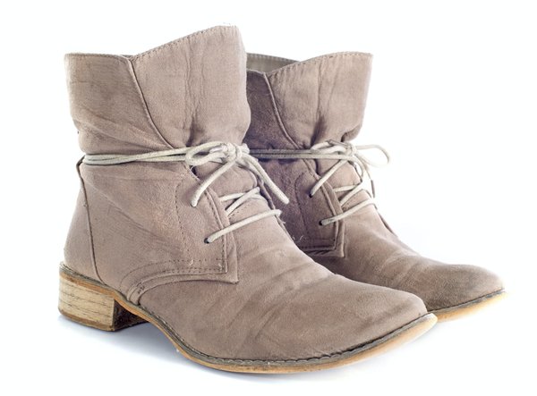 What Are the Best Ankle Boot Styles for a Sleek Look with Cropped Trousers?